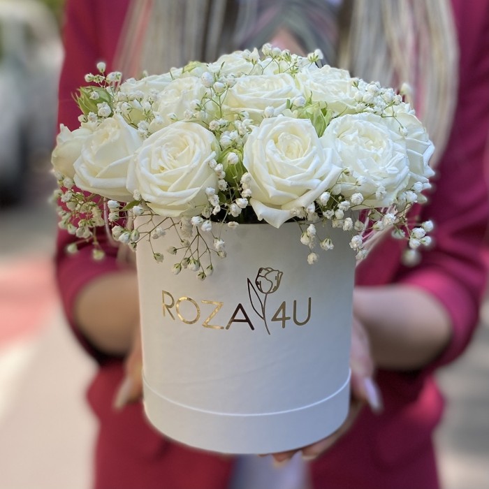 Пионовидные розы с гипсофилой в коробке