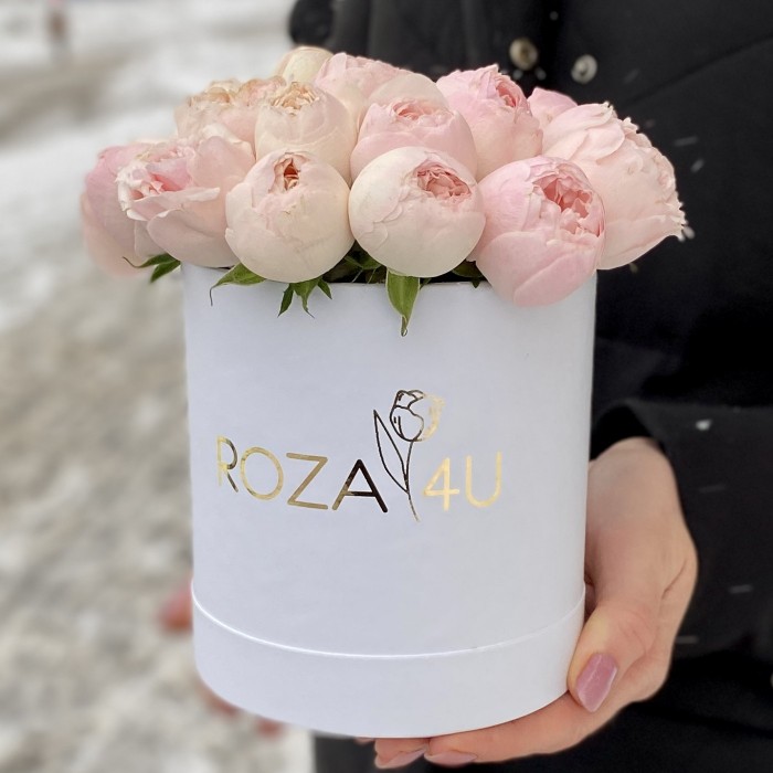 Пионовидные розы в коробке Мансфилд Парк