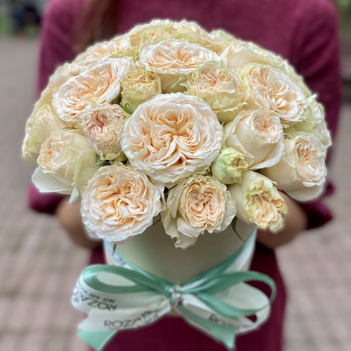 Пионовидные розы Саммер в коробке