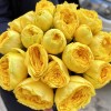 Желтые пионовидные розы в черной коробке