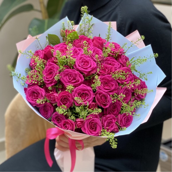 15 кустовых малиновых роз Глория с гринбелом