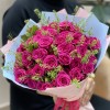 15 кустовых малиновых роз Глория с гринбелом