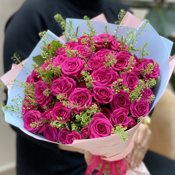 15 кустовых малиновых роз Глория с гринбелом