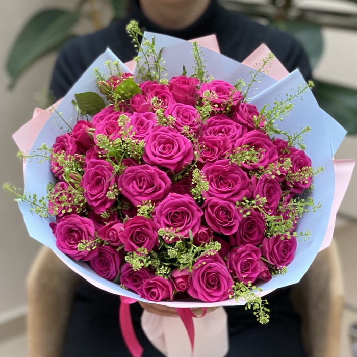 15 кустовых малиновых роз Глория с гринбелом