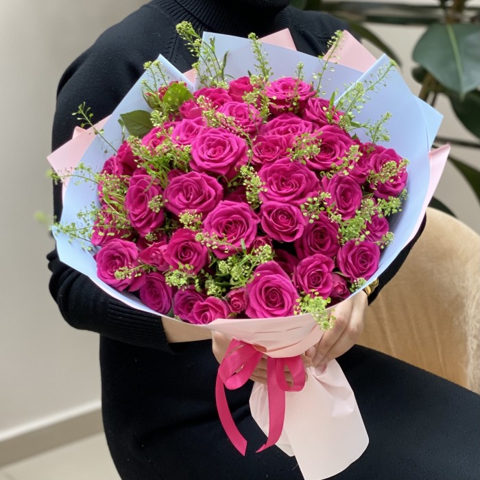 15 кустовых малиновых роз Глория с гринбелом