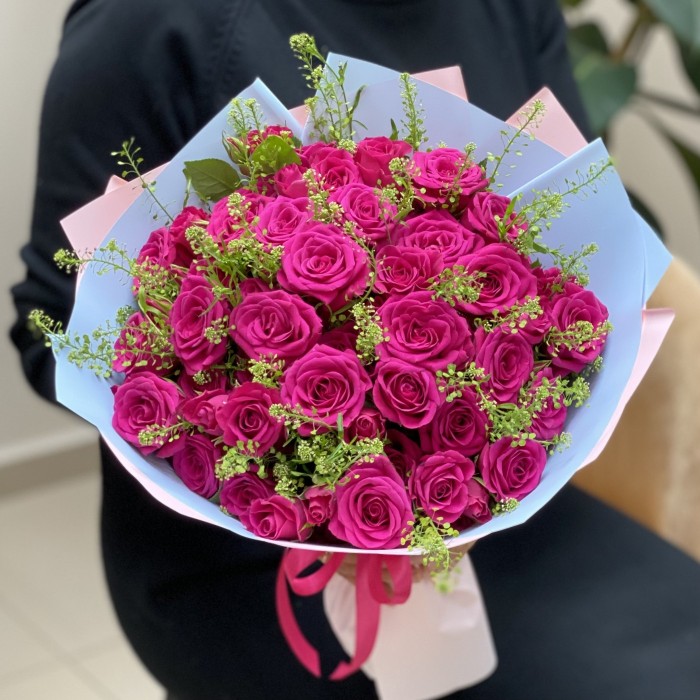 15 кустовых малиновых роз Глория с гринбелом