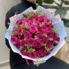 15 кустовых малиновых роз Глория с гринбелом