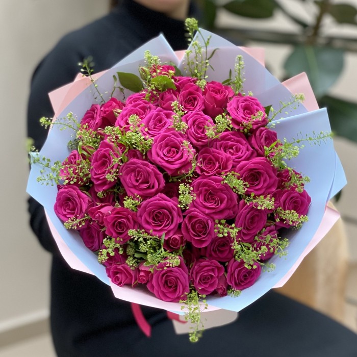 15 кустовых малиновых роз Глория с гринбелом