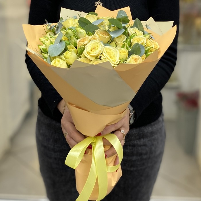 15 лимонных кустовых роз с эвкалиптом