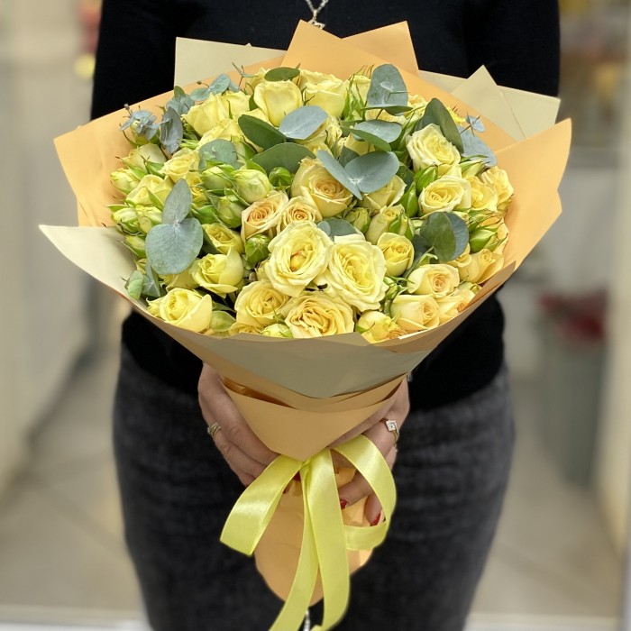 15 лимонных кустовых роз с эвкалиптом