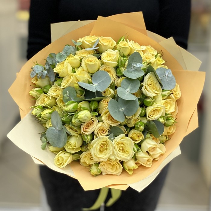 15 лимонных кустовых роз с эвкалиптом