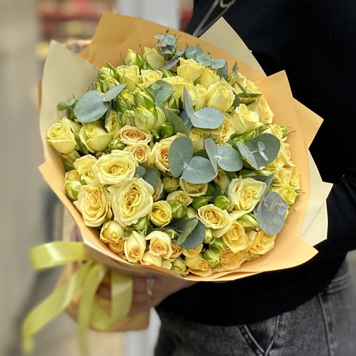 15 лимонных кустовых роз с эвкалиптом