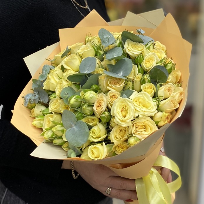 15 лимонных кустовых роз с эвкалиптом