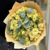 15 лимонных кустовых роз с эвкалиптом