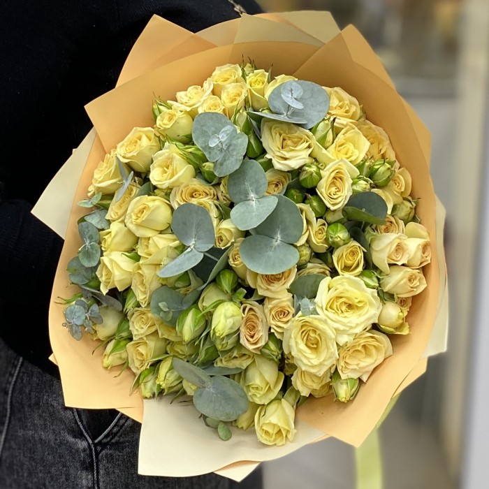 15 лимонных кустовых роз с эвкалиптом