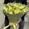 25 лимонных кустовых роз с эвкалиптом