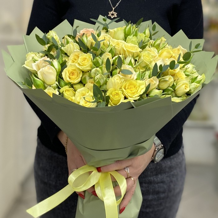 25 лимонных кустовых роз с эвкалиптом