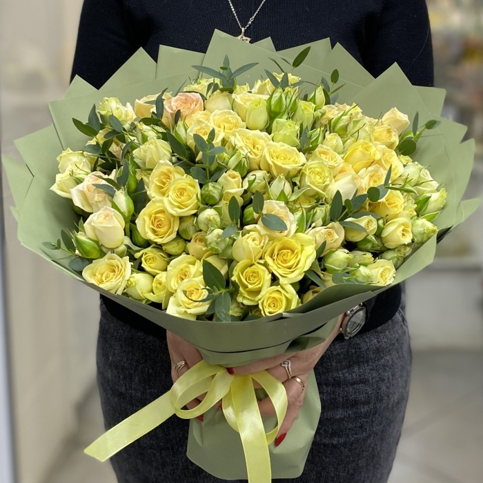 25 лимонных кустовых роз с эвкалиптом