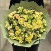 25 лимонных кустовых роз с эвкалиптом