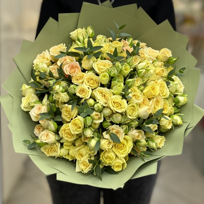 25 лимонных кустовых роз с эвкалиптом