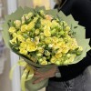 25 лимонных кустовых роз с эвкалиптом