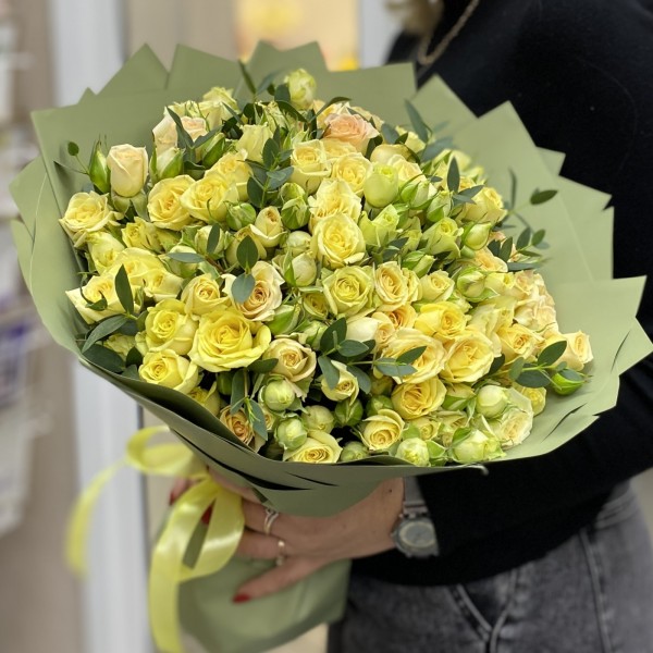 25 лимонных кустовых роз с эвкалиптом