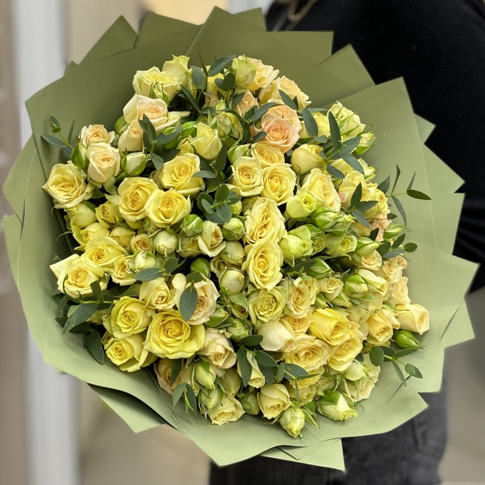 25 лимонных кустовых роз с эвкалиптом