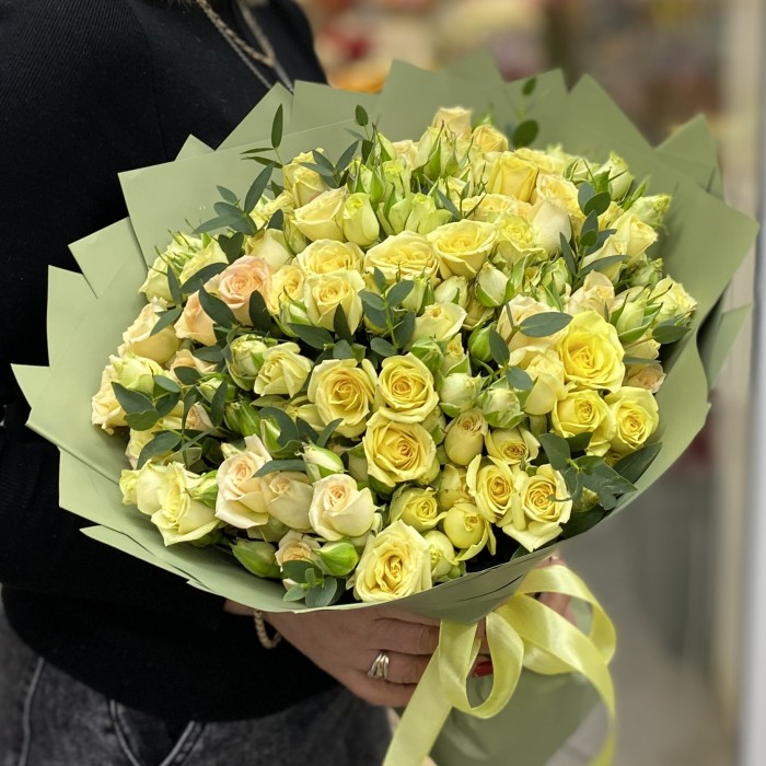 25 лимонных кустовых роз с эвкалиптом