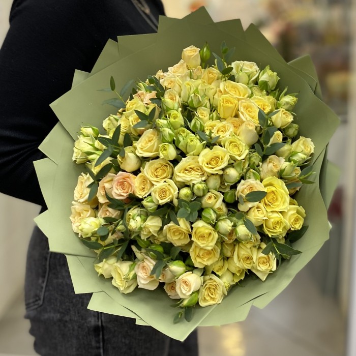 25 лимонных кустовых роз с эвкалиптом