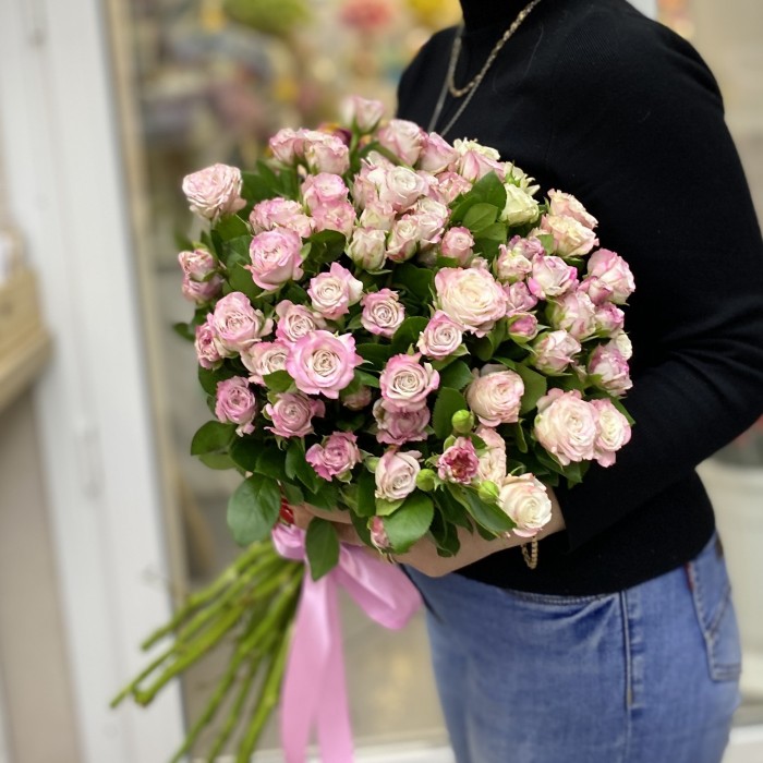 Кустовая пионовидная роза Энджел Бомбастик бело-розовая