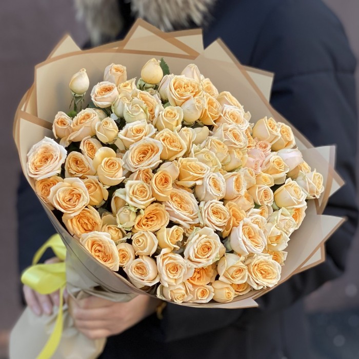 25 кремовых кустовых роз Тринити 50 см