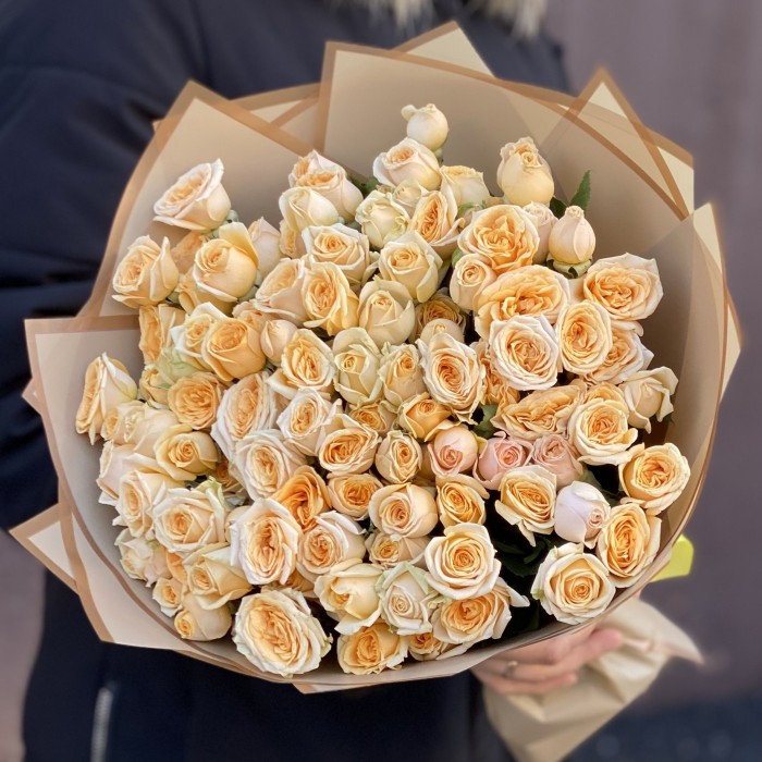 25 кремовых кустовых роз Тринити 50 см