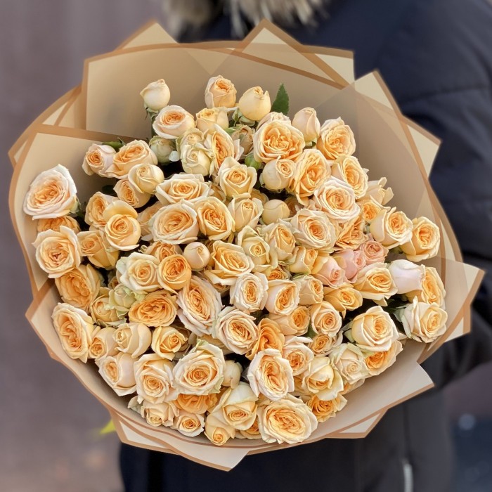 25 кремовых кустовых роз Тринити 50 см