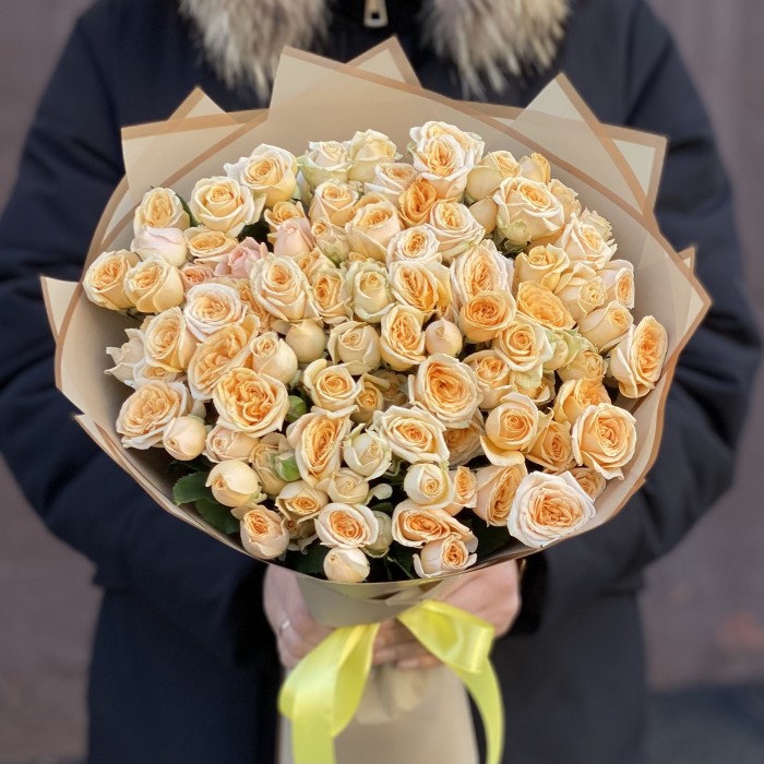 25 кремовых кустовых роз Тринити 50 см