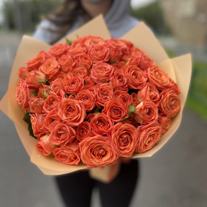 Букет из 25 кустовых роз Charming babe 50 см