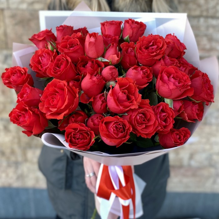 Букет из красных пионовидных роз