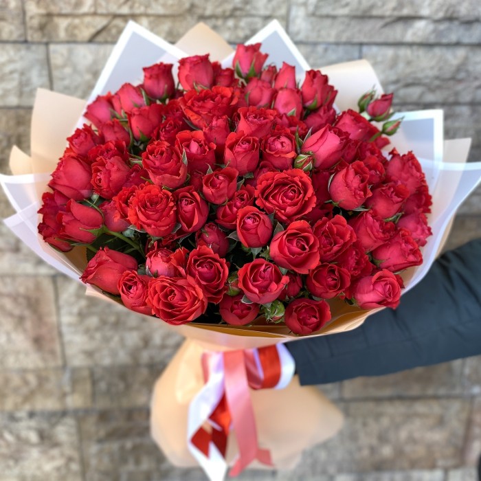 25 красных пионовидных роз
