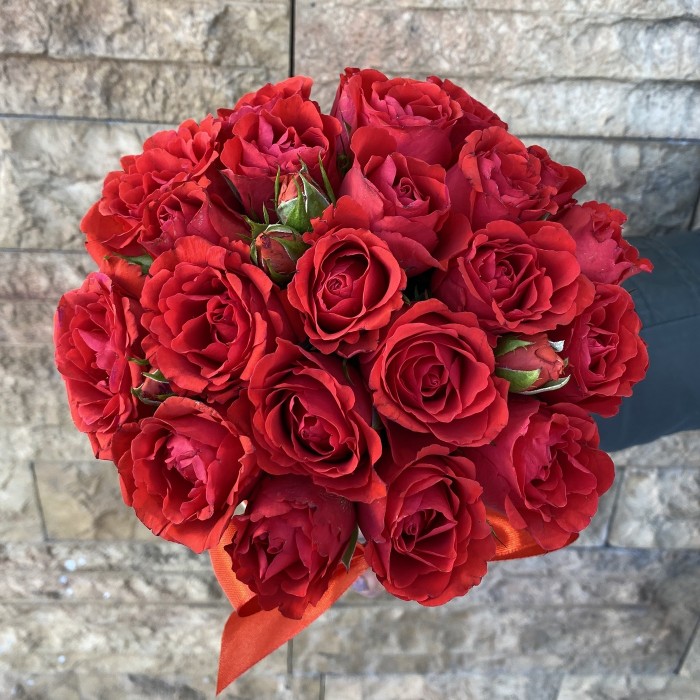 Пионовидные красные розы в коробке