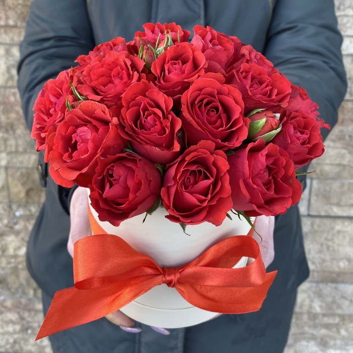 Пионовидные красные розы в коробке