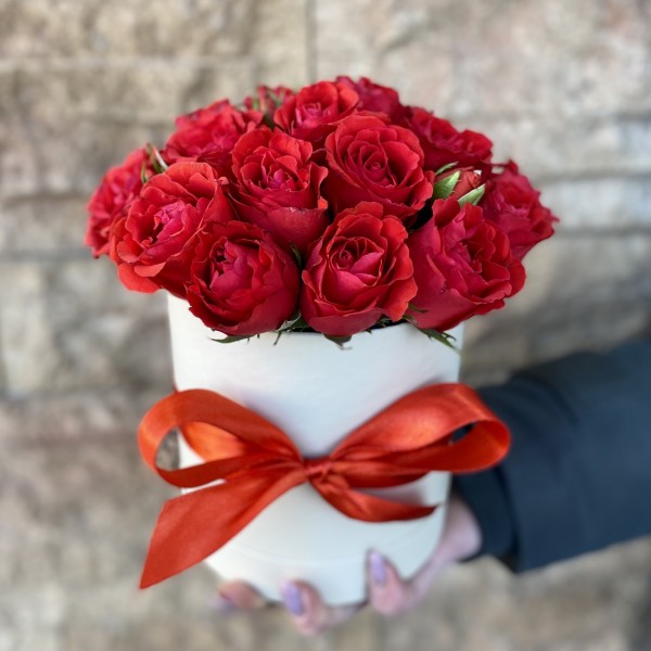 Пионовидные красные розы в коробке