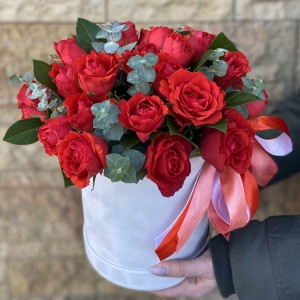 Пионовидные розы в бархатной коробке