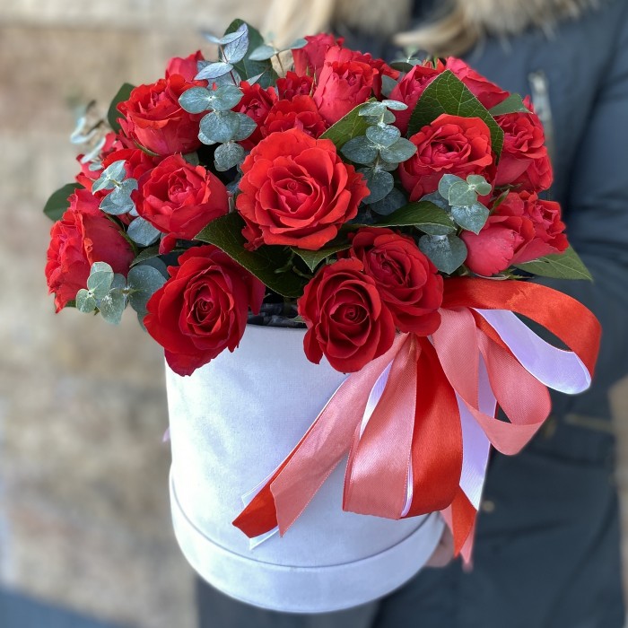 Пионовидные розы в бархатной коробке