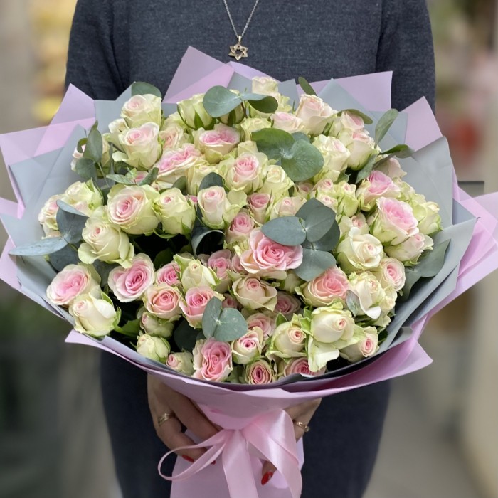 15 кустовых роз Гуд Муд с эвкалиптом