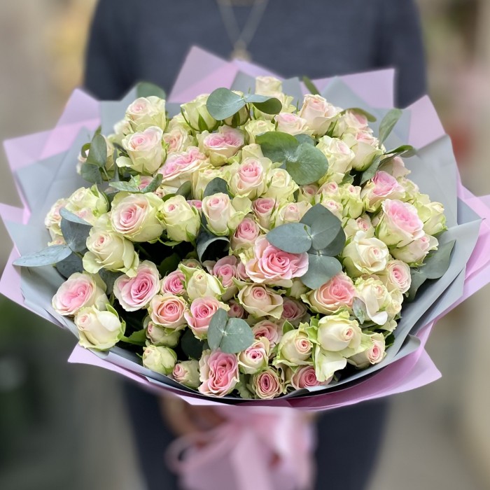 15 кустовых роз Гуд Муд с эвкалиптом