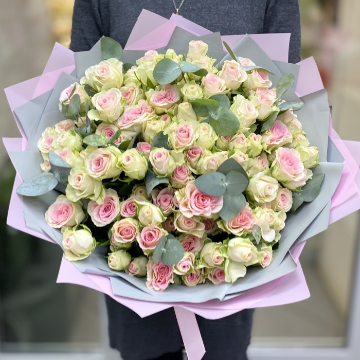 15 кустовых роз Гуд Муд с эвкалиптом