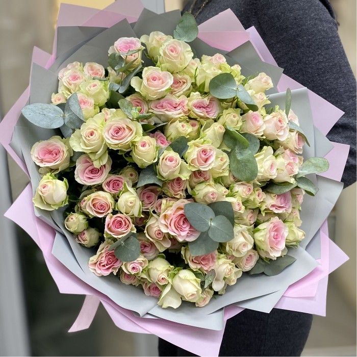 15 кустовых роз Гуд Муд с эвкалиптом