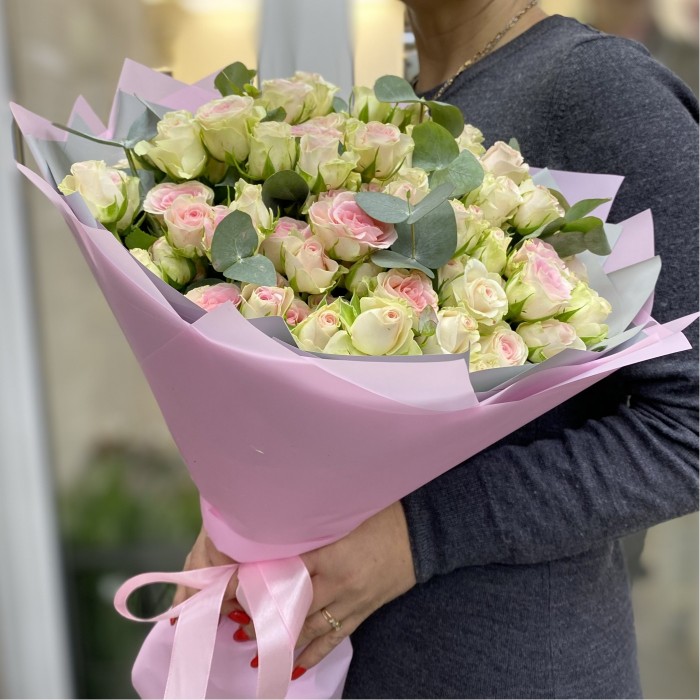 15 кустовых роз Гуд Муд с эвкалиптом