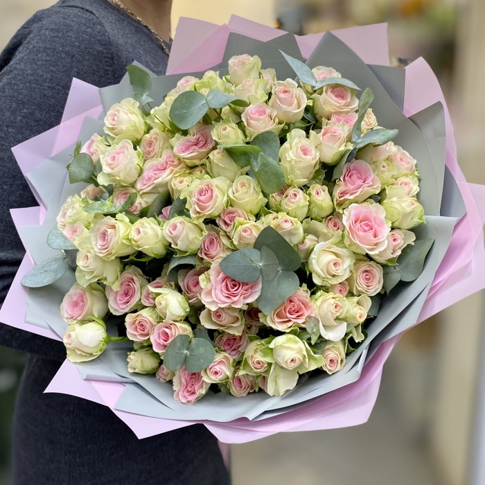 15 кустовых роз Гуд Муд с эвкалиптом