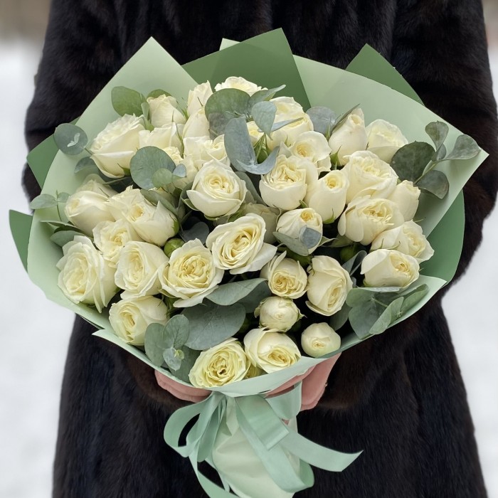 15 кустовых роз Сноу Бабл с эвкалиптом