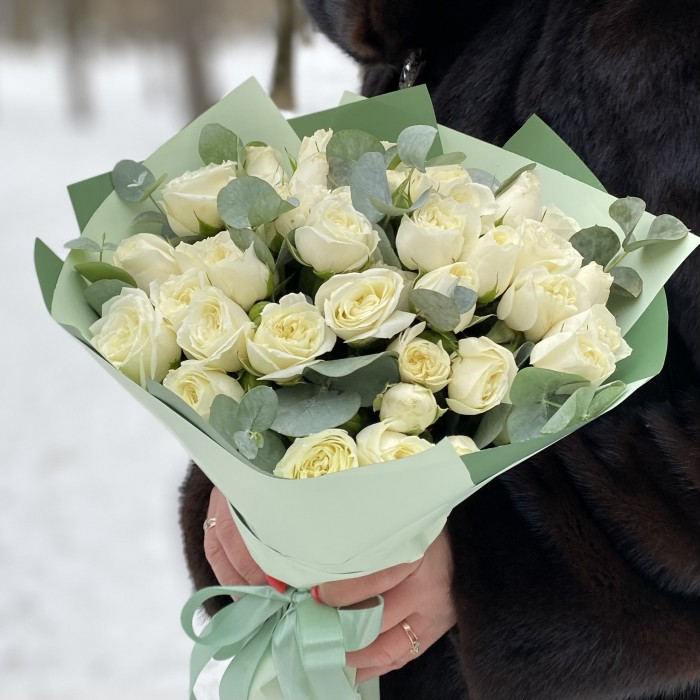 15 кустовых роз Сноу Бабл с эвкалиптом